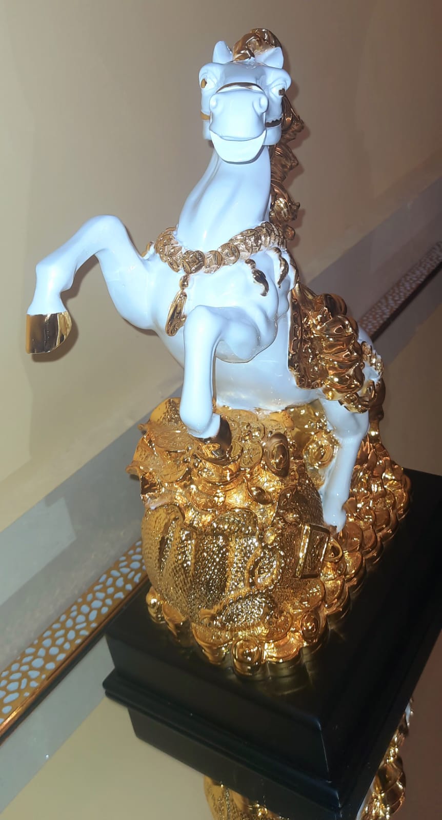 handmade resin Horse golden & white colour novelty good fortune Diwali gifting thanks giving marriage return luxury royalty tabletop