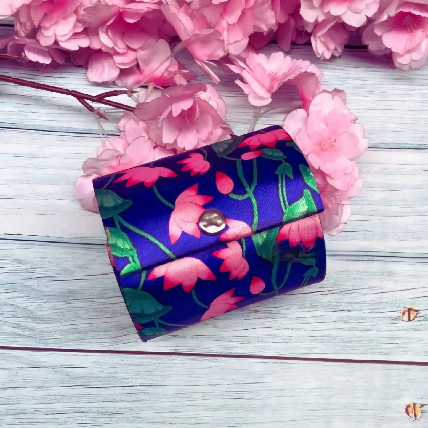 Indian Printed Ethnic Fabric Bangle Box With Snap Button Closure Wedding Favor Chuda Box Handmade Bangle Box Best for Wedding. Shop Now - KRIDHA DECOR